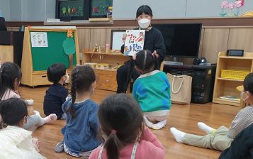 [22년사업성과사례집] 50+적합일자리_책놀이지도사 "좋아하고 잘할 수 있는 일을 하세요" | 우수사례